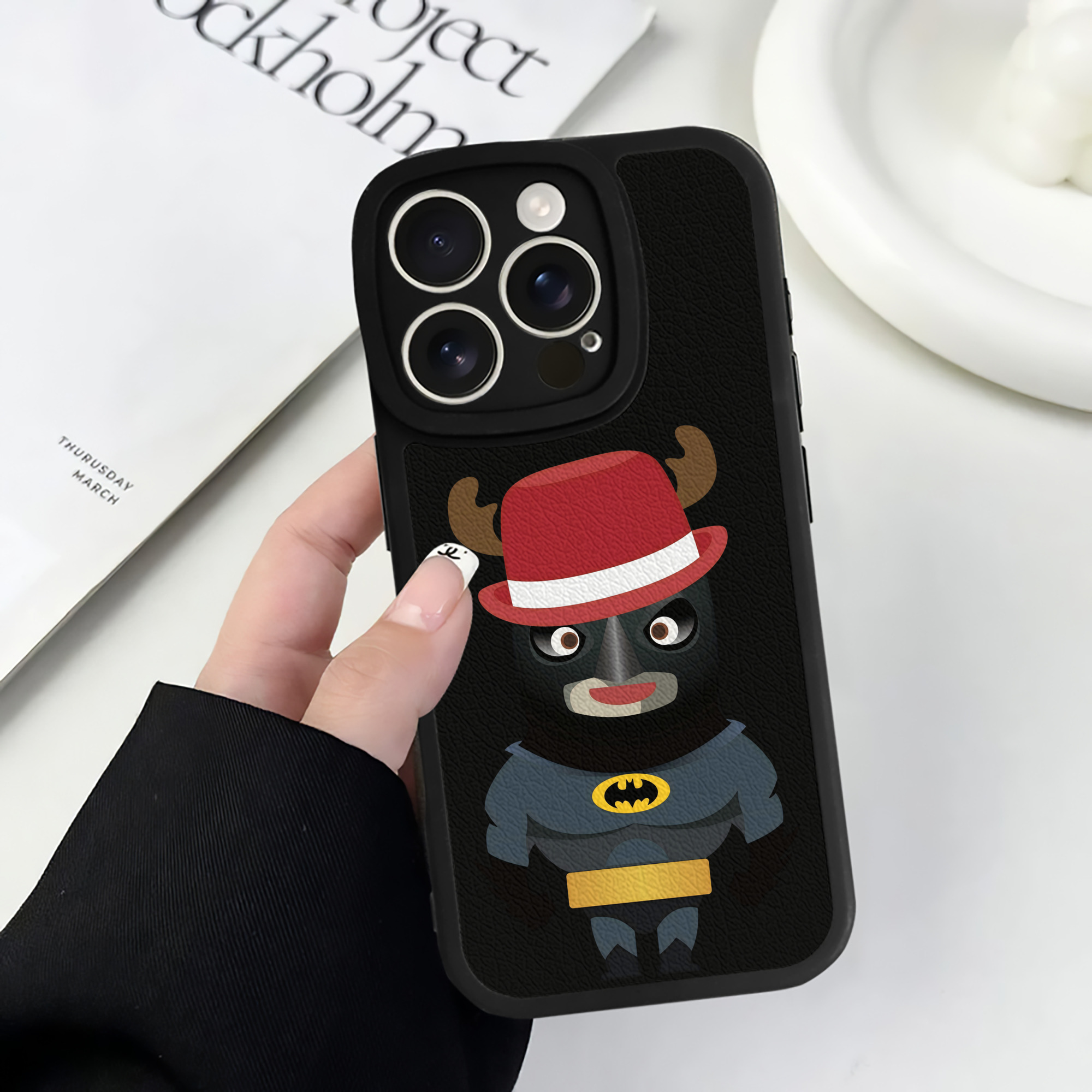 （画像用） アベンジャーズ The Avengers 【iPhone 16シリーズ対応】シリコンスマホケース（レザー調） 材質：シリコン